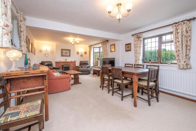 Lounge/Dining Room