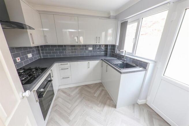 FITTED KITCHEN