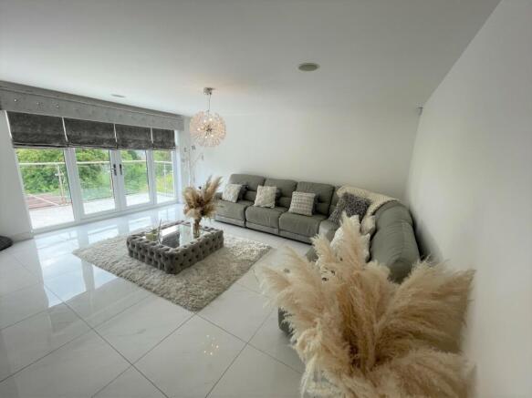 LOUNGE B