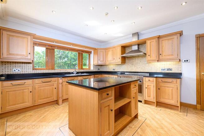5 bed Detached for sale Image 6