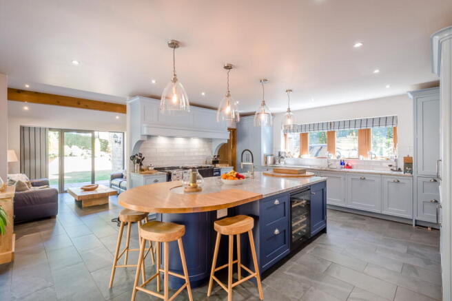 6 bed Detached for sale Image 9