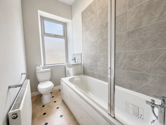 2 bed Terraced to rent Image 6