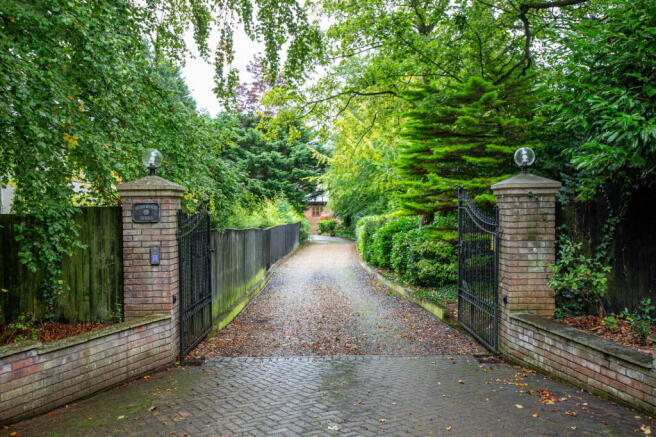 5 bed Detached for sale Image 4