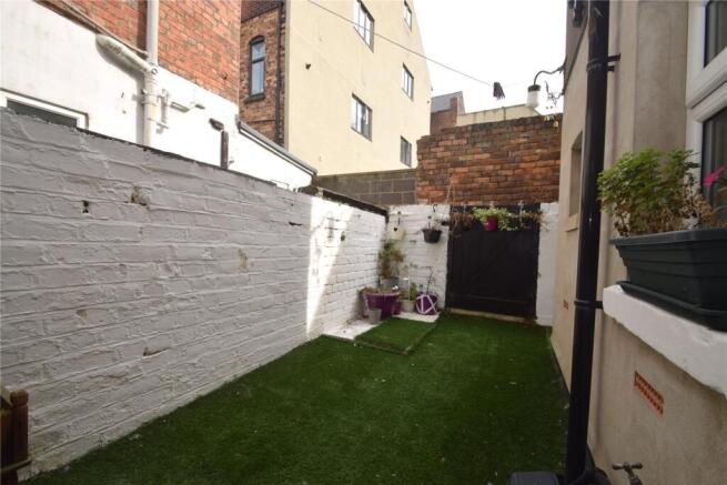 2 bed Terraced to rent Image 7