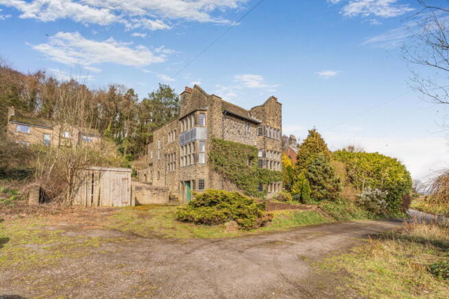 5 bed Detached for sale Image 8