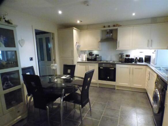 SPACIOUS DINING KITCHEN