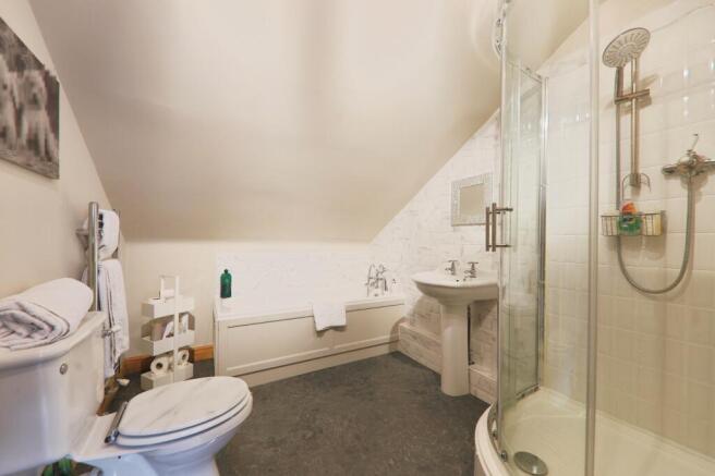 5 bed Detached for sale Image 11