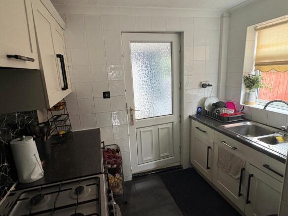 2 bed Semi-Detached to rent Image 4