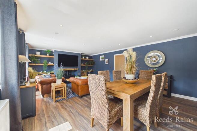 4 bed Detached for sale Image 8
