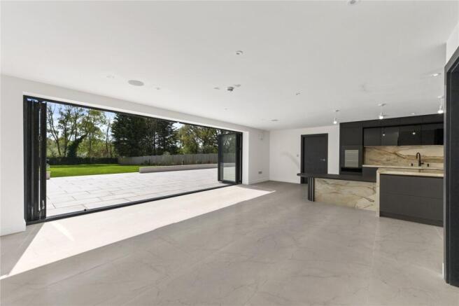 6 bed Detached for sale Image 6