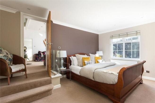 5 bed Detached for sale Image 11