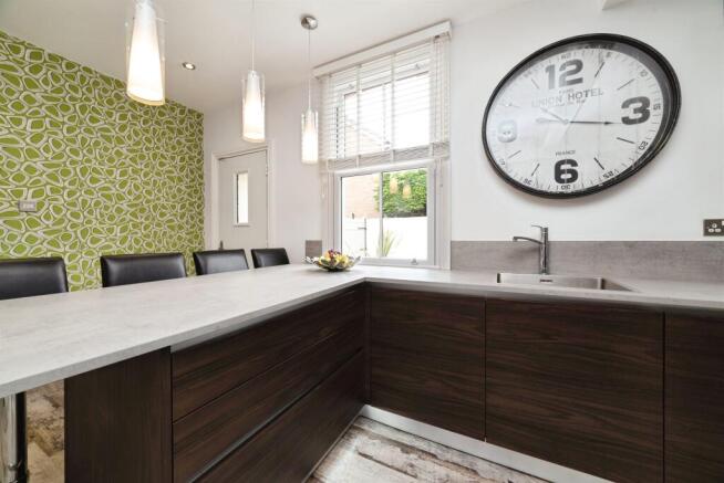 5 bed Semi-Detached for sale Image 5