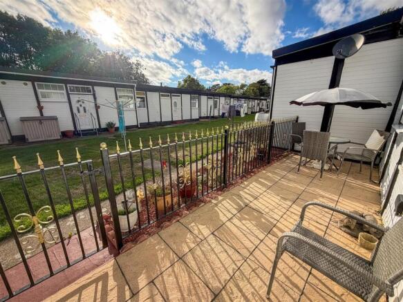 Castlehill Park, London Road, Great Clacton photo 4