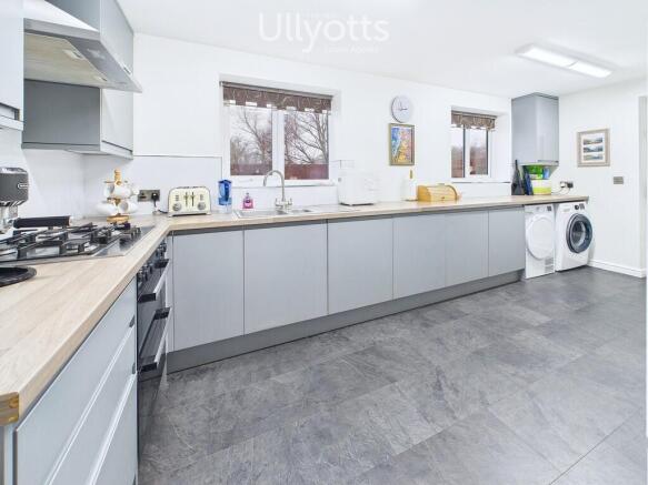 4 bed Detached for sale Image 6