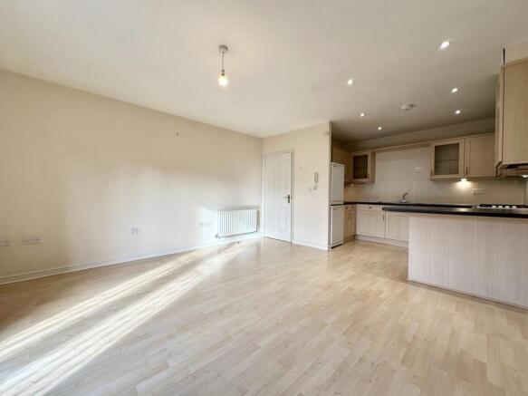 2 bed Apartment to rent Image 5