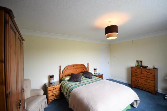 12 Corbiere, Elland Road, Ripponden, HX6 4JN Bedro