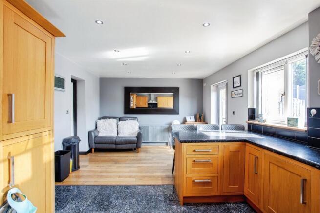 4 bed Semi-Detached for sale Image 6