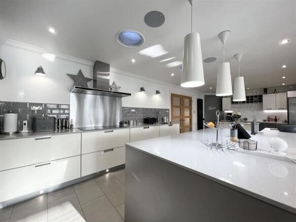 Kitchen/ Dining/ Lounge