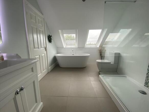 BATH/SHOWER ROOM WC
