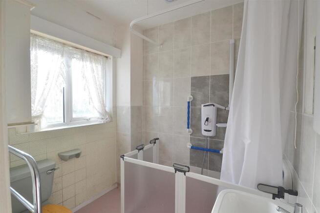 51thecedarsshower.JPG