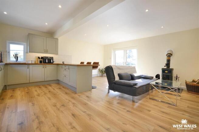 Kitchen / Living Area