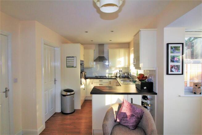 Kitchen (003).jpg