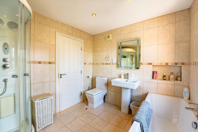 5 bed Detached for sale Image 12