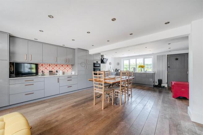 kitchen 2.jpg