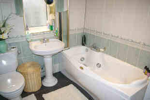 BATHROOM / W.C.