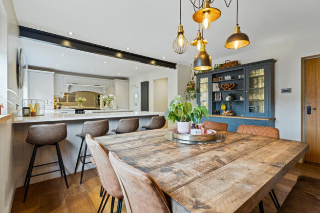 5 bed Detached for sale Image 4