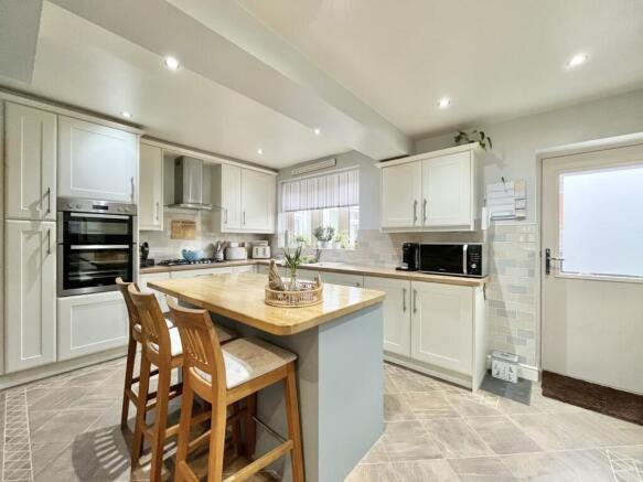 L SHAPED KITCHEN DINER