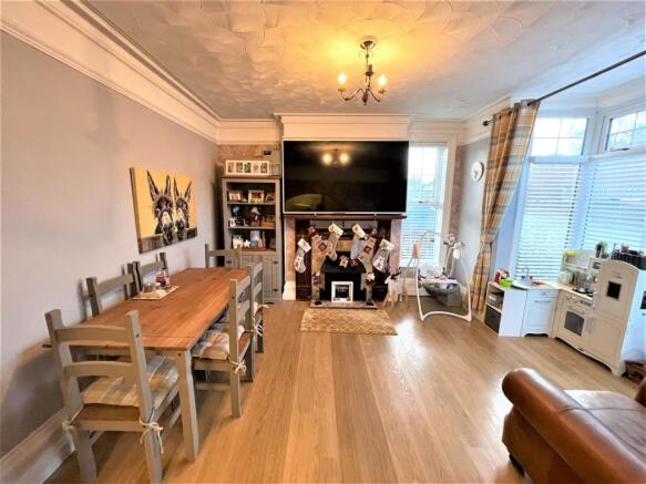 BAY FRONTED DINING ROOM: