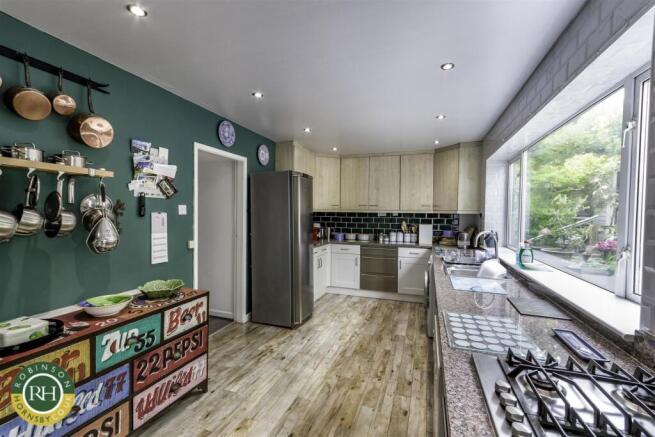 6 bed House for sale Image 5