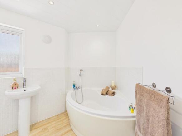 4 bed Detached for sale Image 8