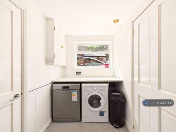 4 bed Detached to rent Image 6