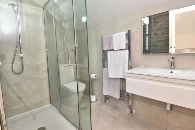 LUXURY EN SUITE SHOWER ROOM