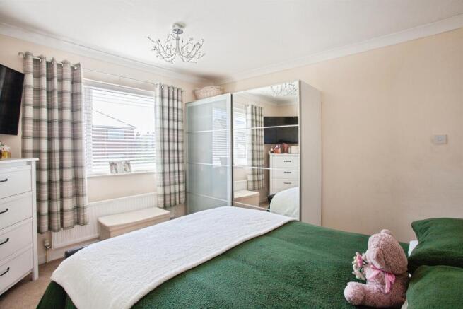 4 bed Semi-Detached for sale Image 8