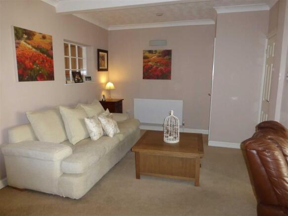 LOUNGE/DINING AREA