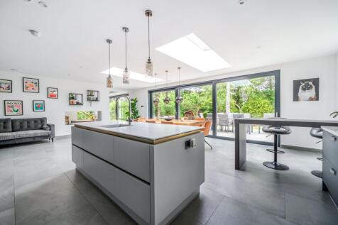 Pine Drive, Finchampstead, RG40