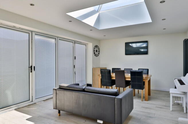 6 bed Detached for sale Image 9