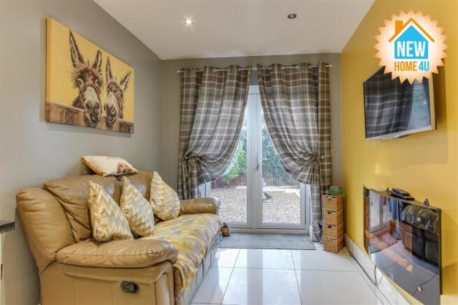 BREAKFAST / FAMILY ROOM: