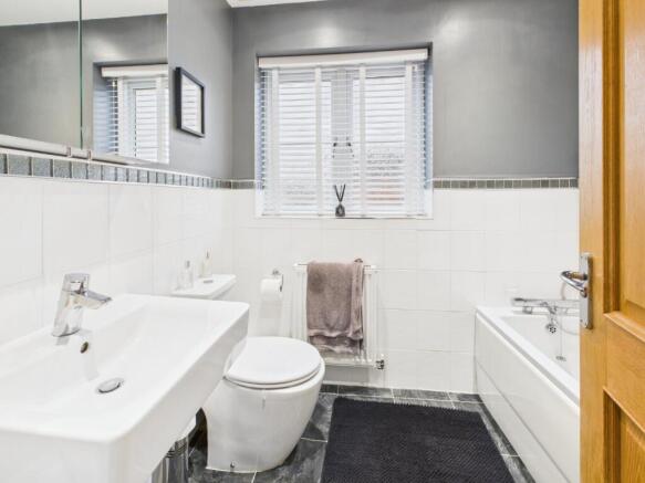 5 bed Detached for sale Image 8
