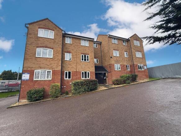 2-bed flat on Hewlett Road, Luton, LU3, £175,000