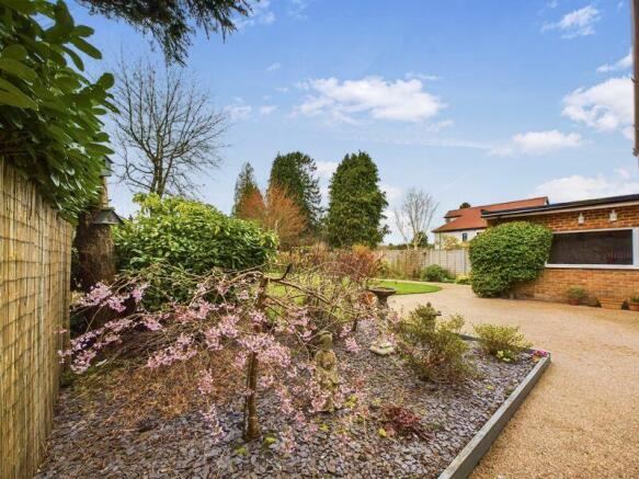 PATIO TO GARDEN