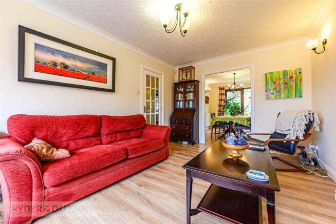 5 bed Detached for sale Image 7