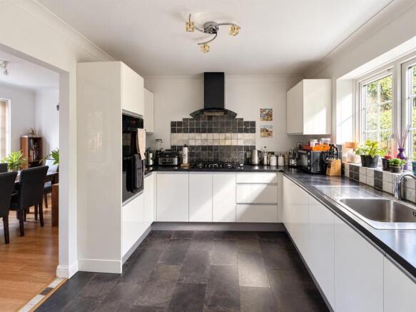 Kitchen 002.jpg