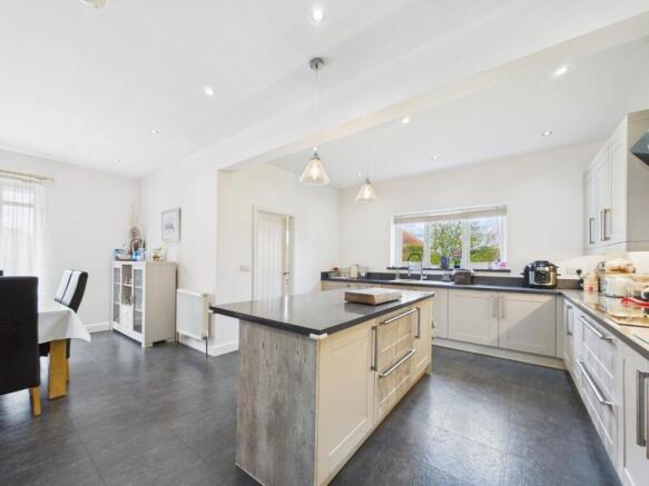 4 bed Detached for sale Image 8
