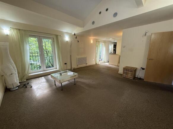 L-SHAPED LOUNGE & DINING AREA