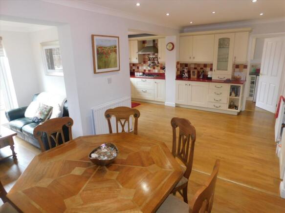 KITCHEN/DINING ROOM