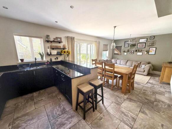 4 bed Detached for sale Image 6